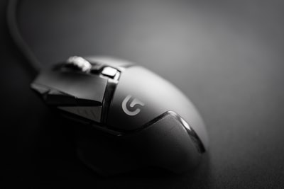 マウスを使用してコンピュータ画面の印刷をどのように拡大しますか